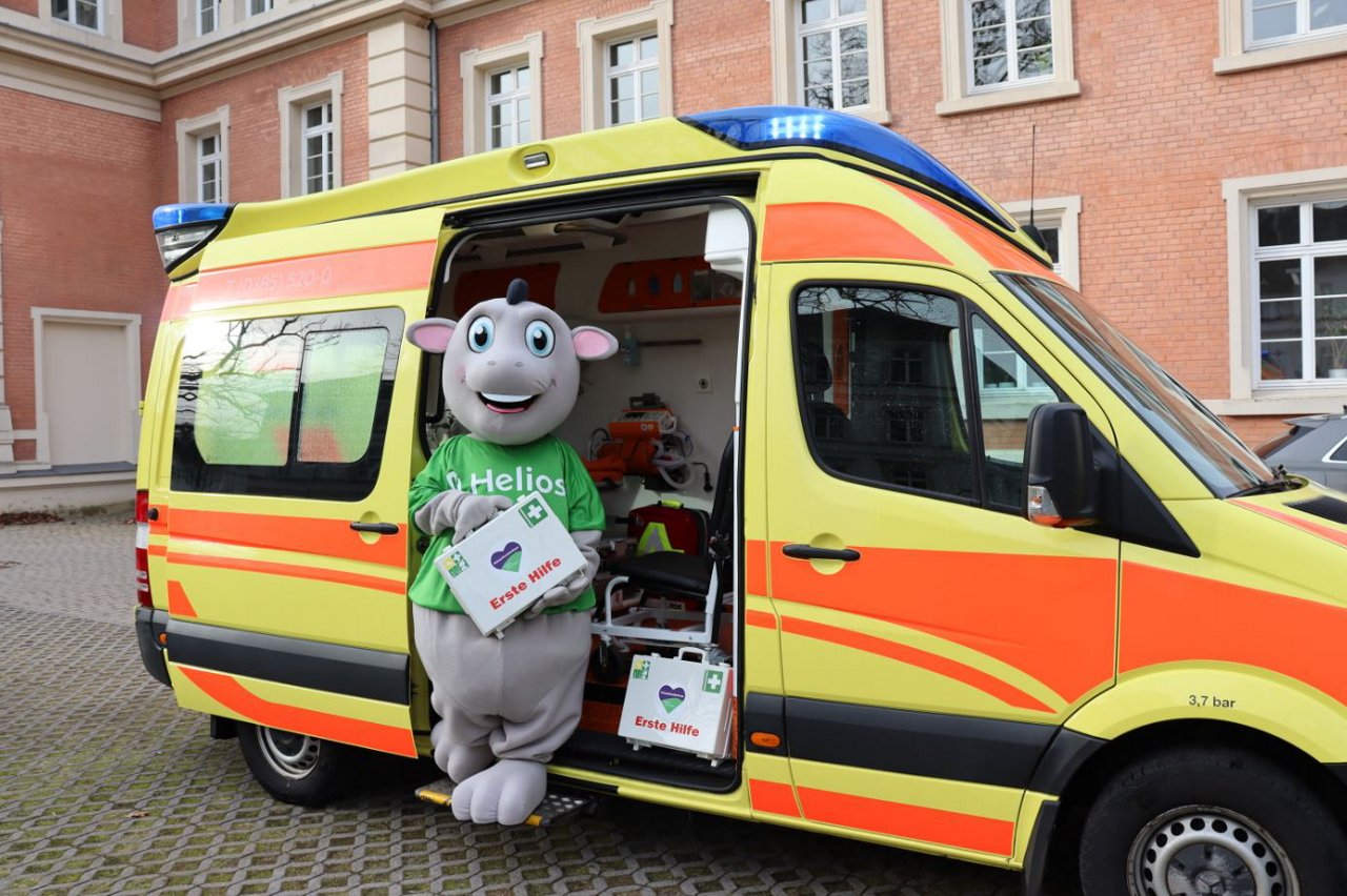 Heli übergibt Erste-Hilfe-Koffer an Vereine aus Schwerin und Umgebung