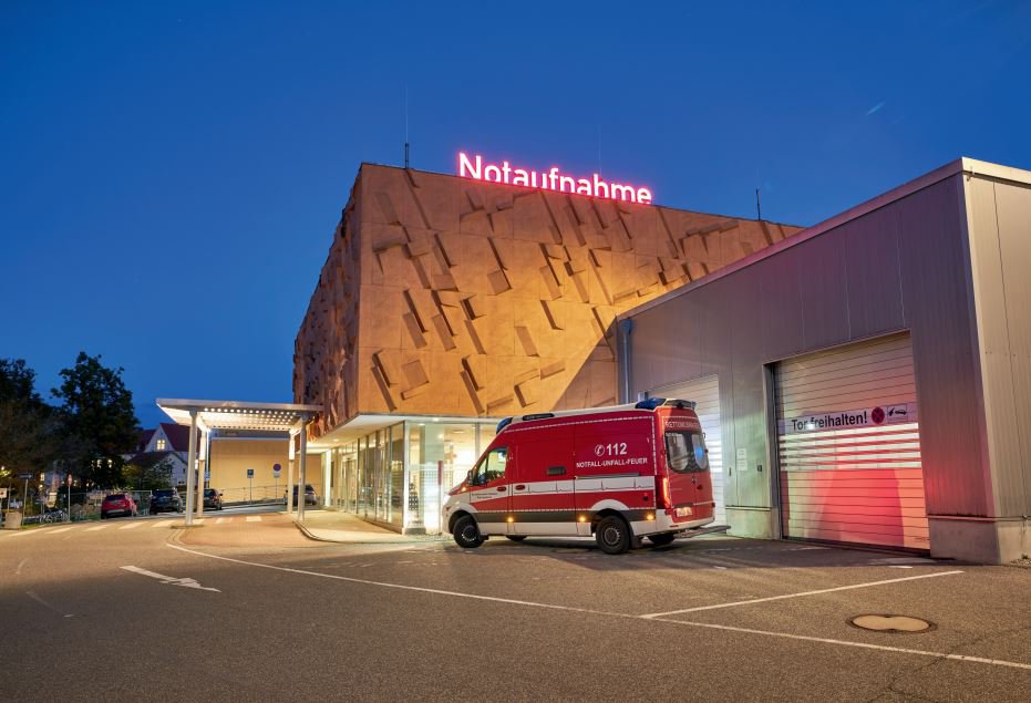 Notaufnahme nachts mit Rettungswagen