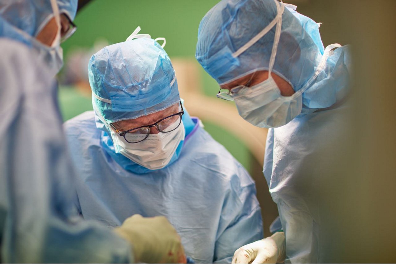 Drei Operateure am Tisch