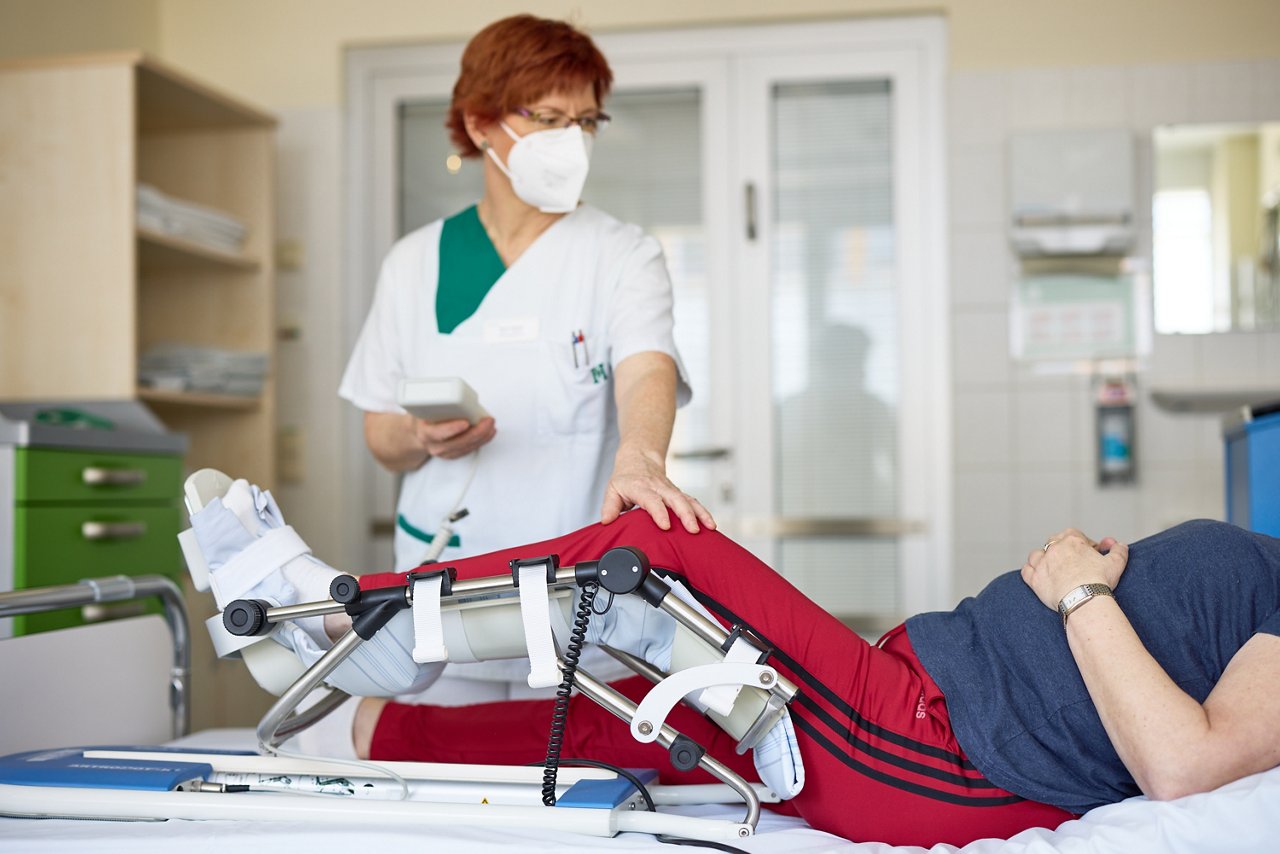 Mitarbeiterin Schmerzzentrum behandelt Patientin