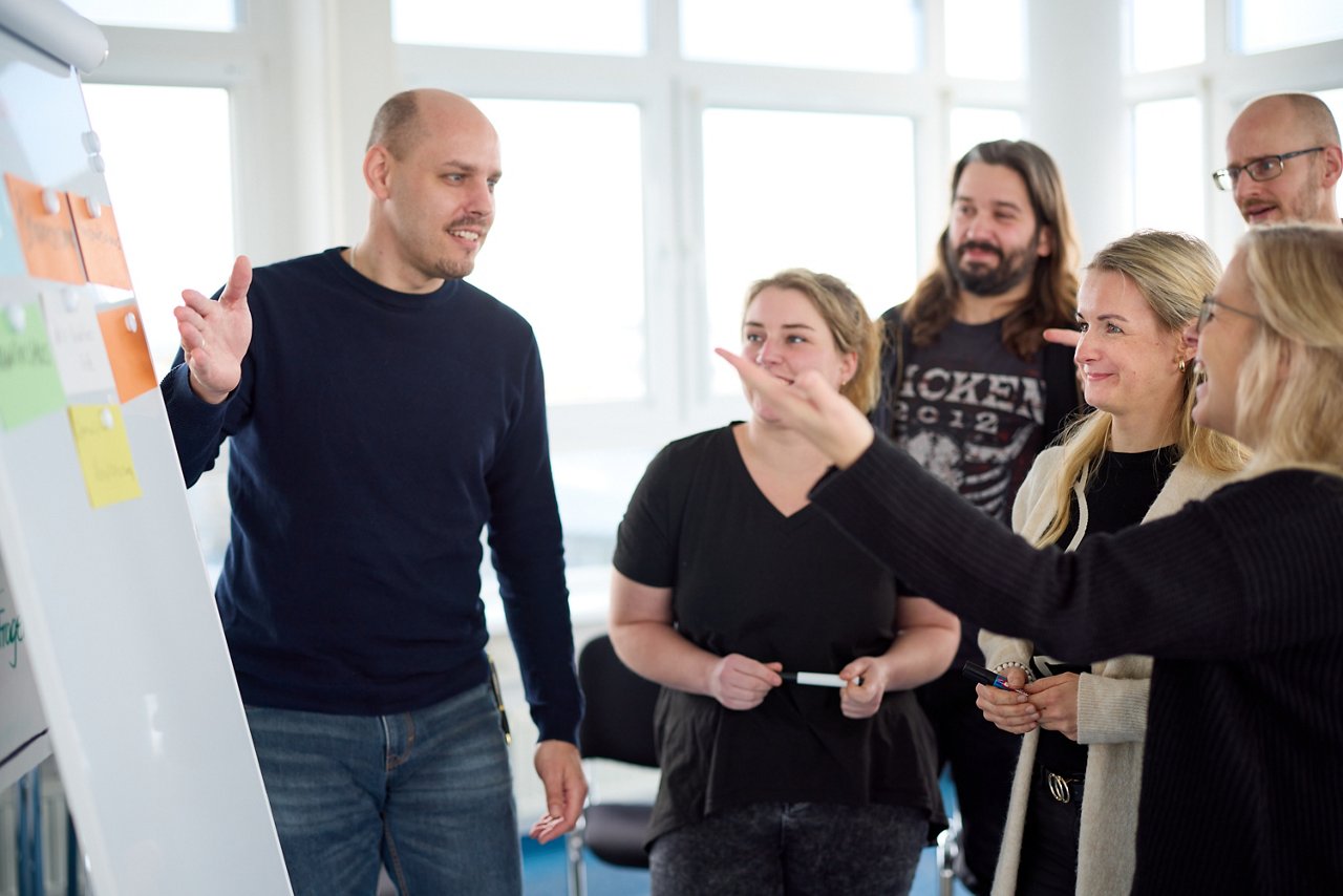 Gruppe vor einem Flipchart