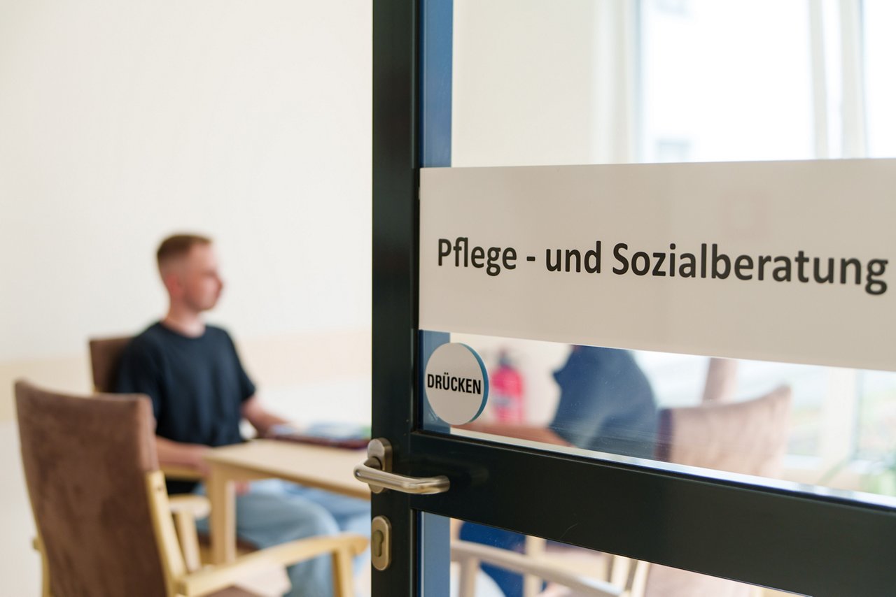 Mitarbeiter des Sozialdienstes bei der Arbeit, bei einer Besprechung, am Arbeitsplatz
