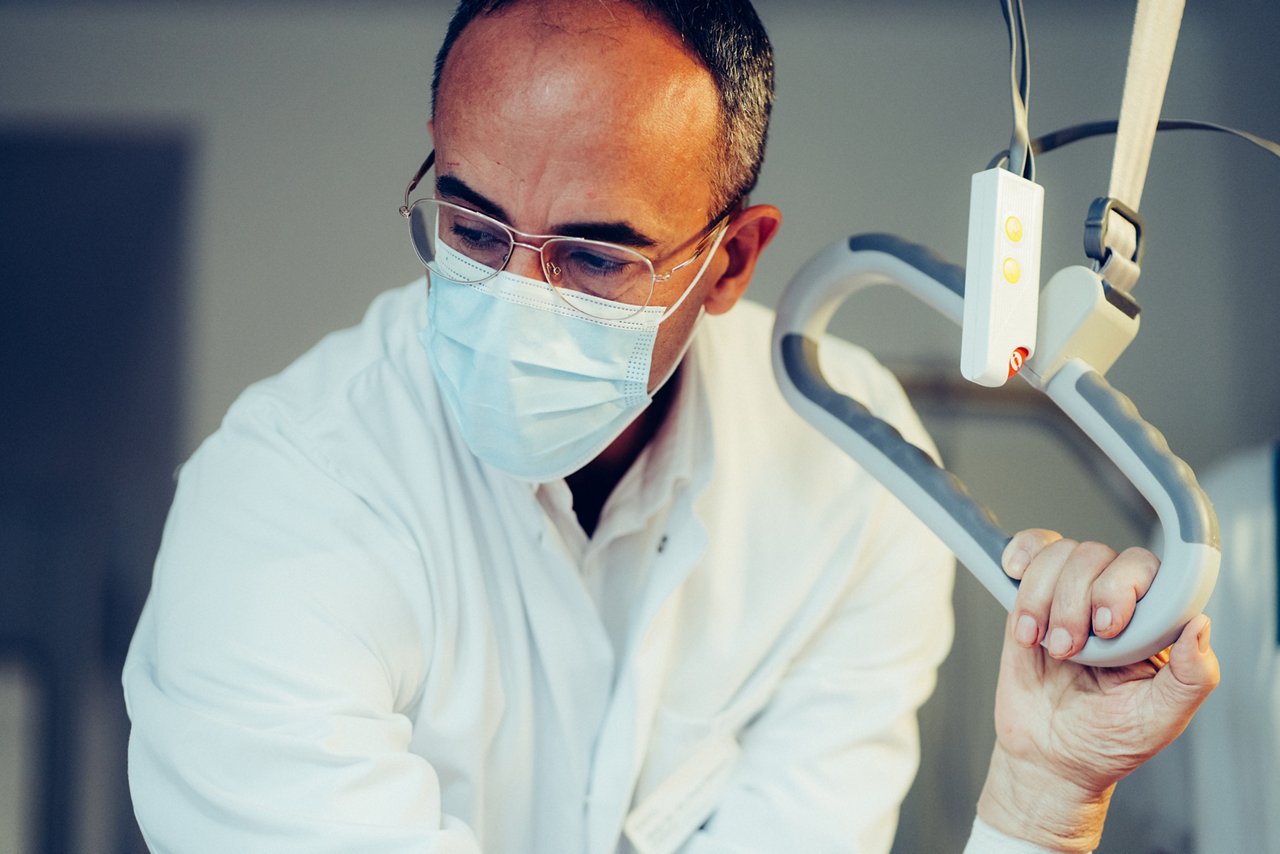 Untersuchung durch einen Arzt am Krankenbett