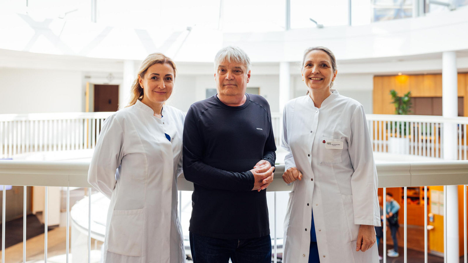 Patient Olaf Borgstedt mit Dr. Jozwiak-Nozdrzykowska und Prof. Dr. med. Sandra Eifert
