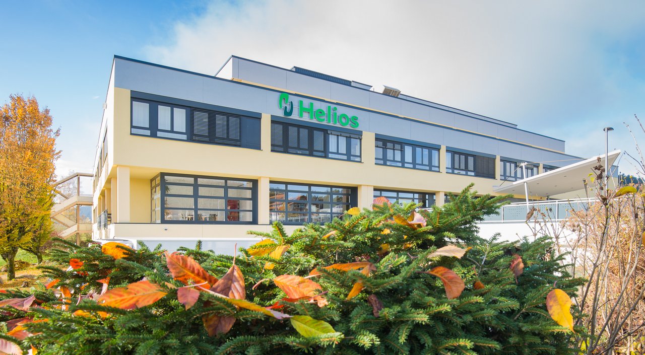 Die Helios Klinik Titisee-Neustadt im Herbst von außen