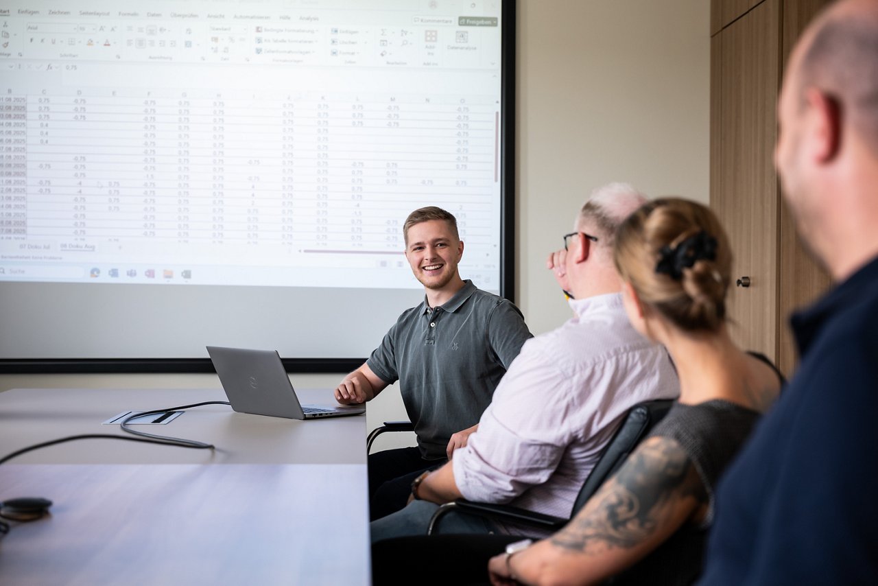 Trainee Controlling bei der Vorstellung von Ergebnissen 