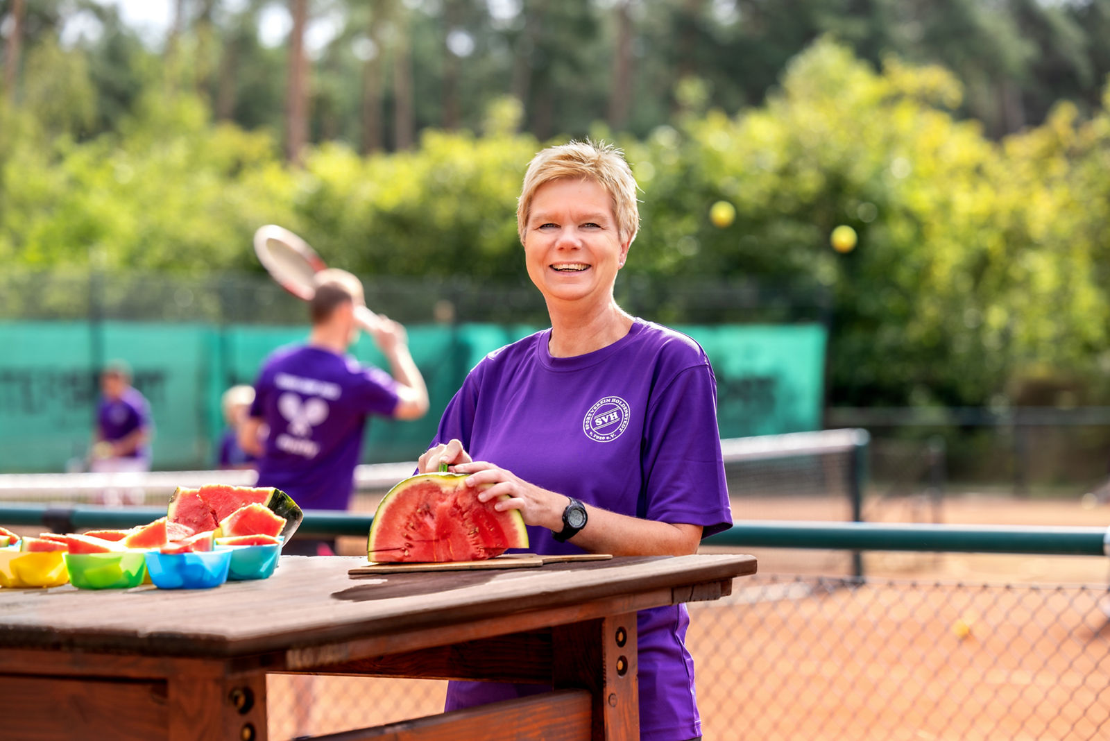 Sekretärin der Abteilung für Anästhesiologie und Intensivmedizin Andrea mit dem Tennis-Camp des SV Holdenstedt