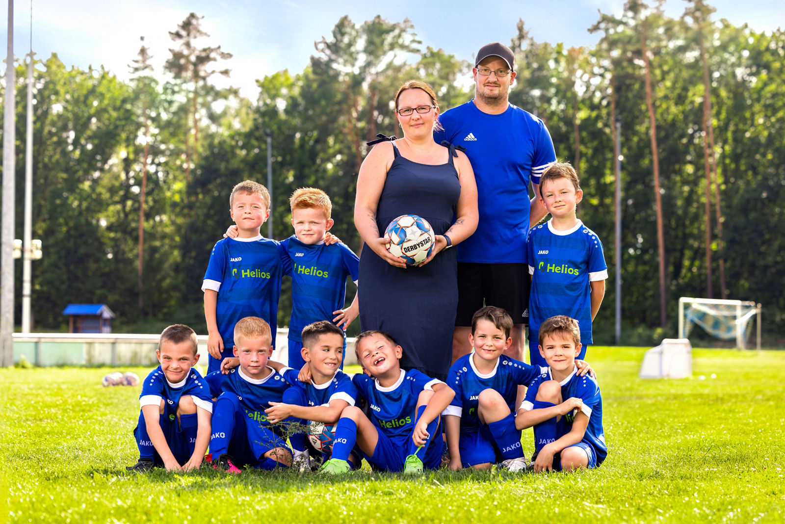 Gesundheits- und Krankenpflegerin auf der Entbindungsstation Vivian mit der Jugendmannschaft U8 der JSG Aue Bodenteich