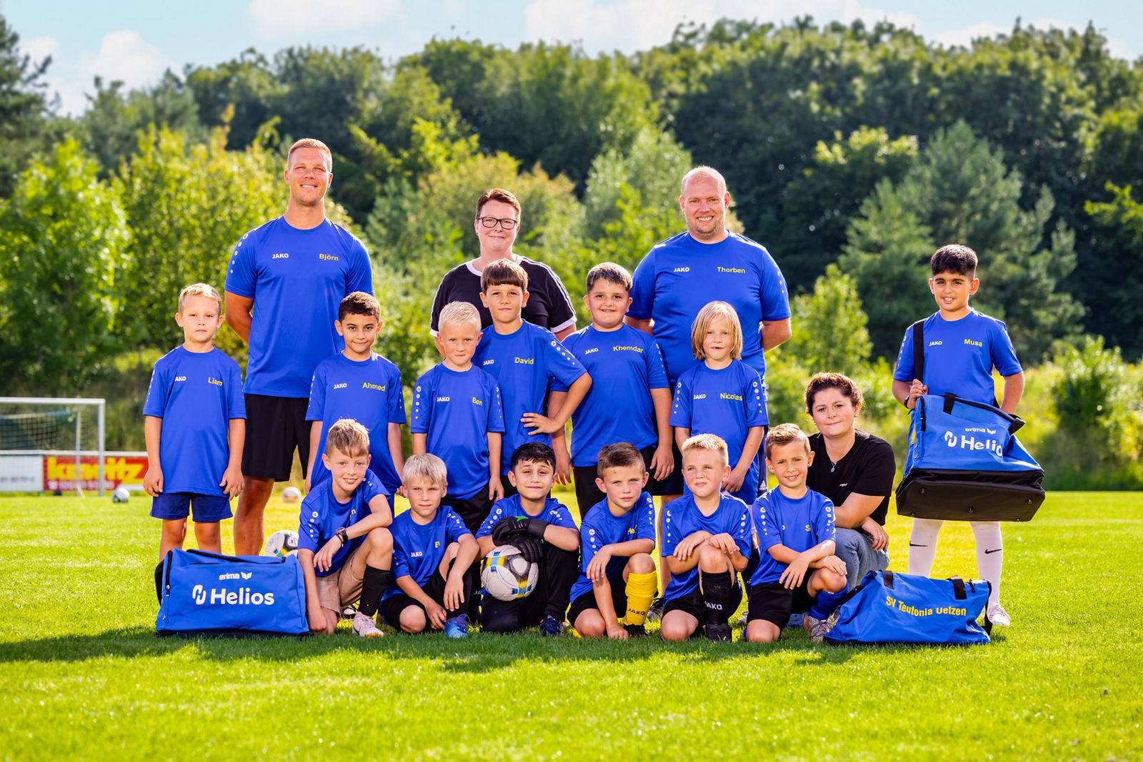 Gesundheits- und Krankenpflegerinnen Nicoletta und Denise mit der Jugendmannschaft U10 des SV Teutonia Uelzen