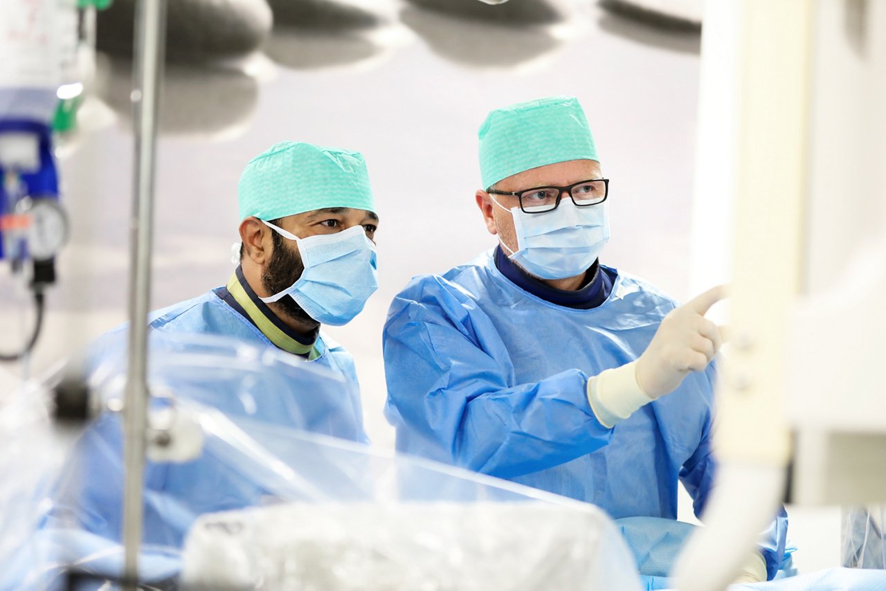 Konzentrietes Arbeiten im Team der Kardiologie während der Operation