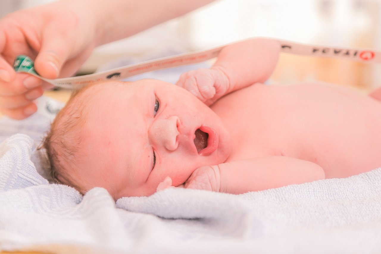 Untersuchung eines Neugeborenen im Helios Klinikum Uelzen