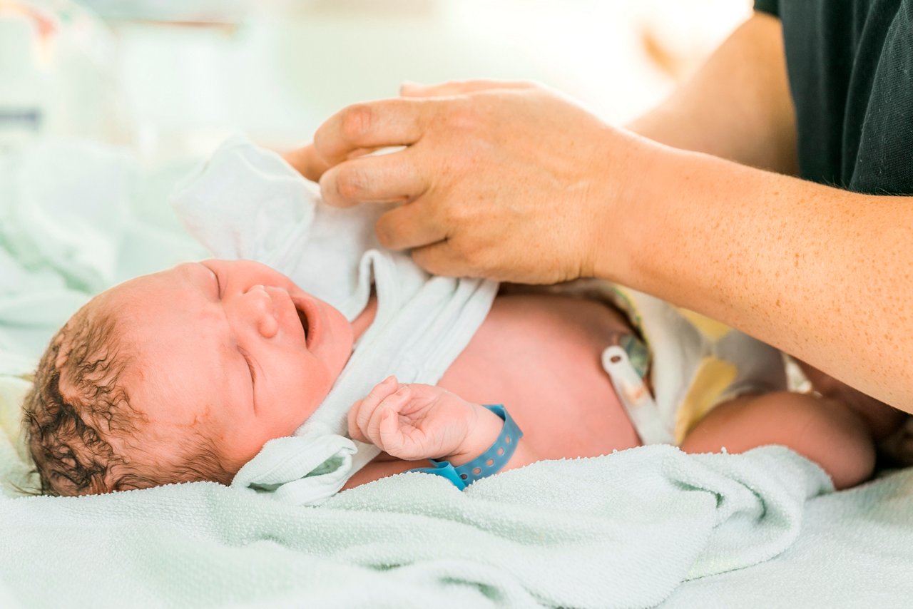 Neugeborenes wird untersucht