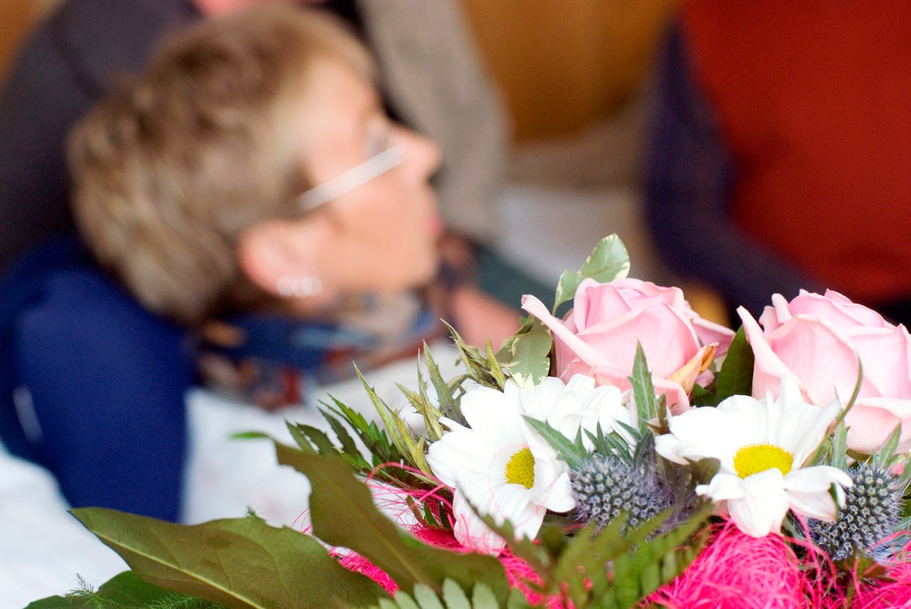 Patientin mit Blumen