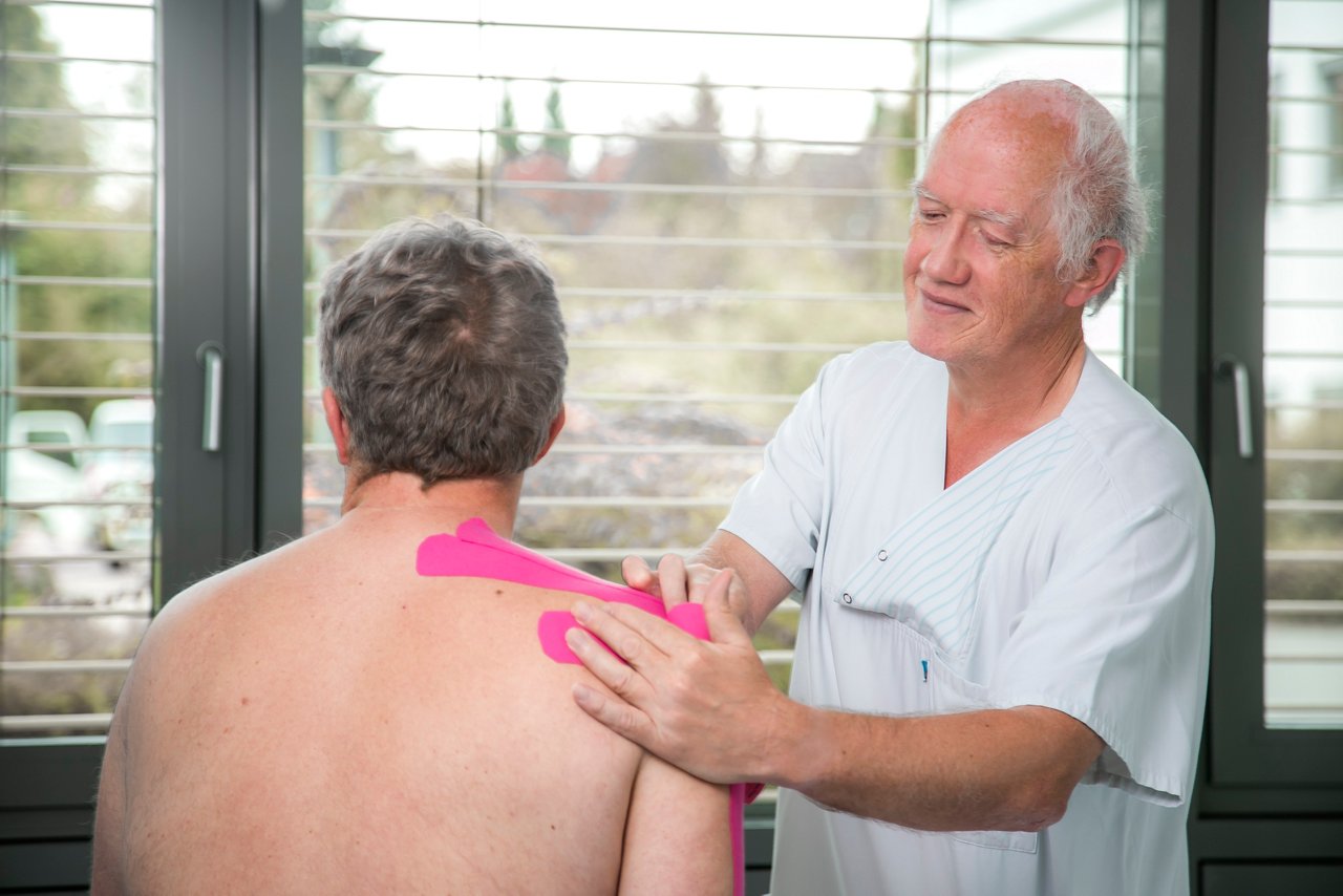 Physikalische Therapie mit Kinesio-Tape