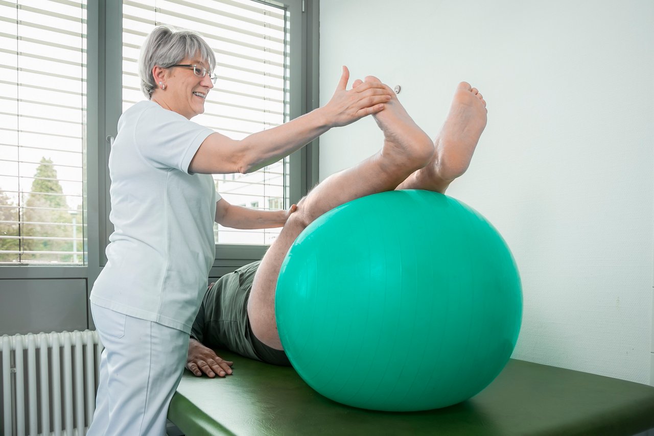 Physikalische Therapie mit Ball