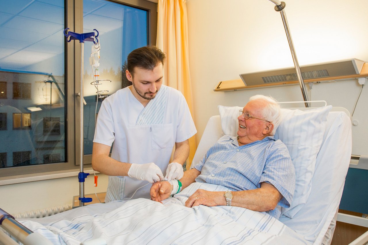 Auszubildender der Pflege auf der Schulstation