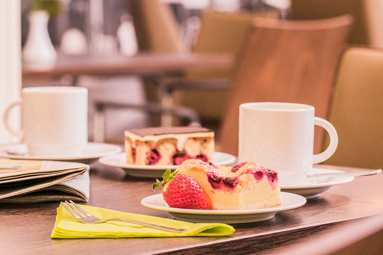 Kaffee und Kuchen in der Lounge der Wahlleistungsstation im Helios Klinikum Uelzen