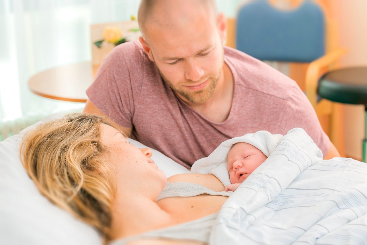 Elternpaar mit Neugeborenem auf der Geburtsstation im Helios Klinikum Uelzen