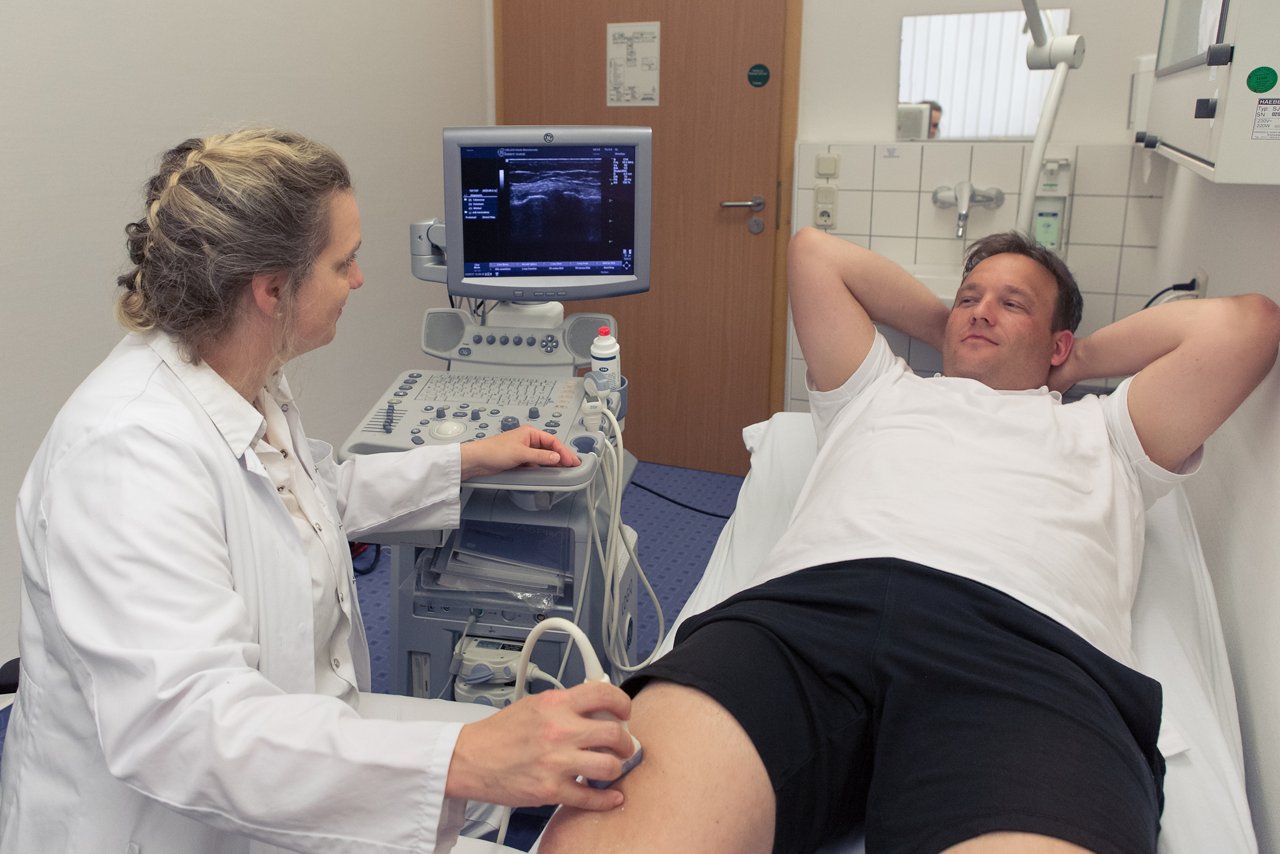 Durchführung eines Ultraschalls am Knie