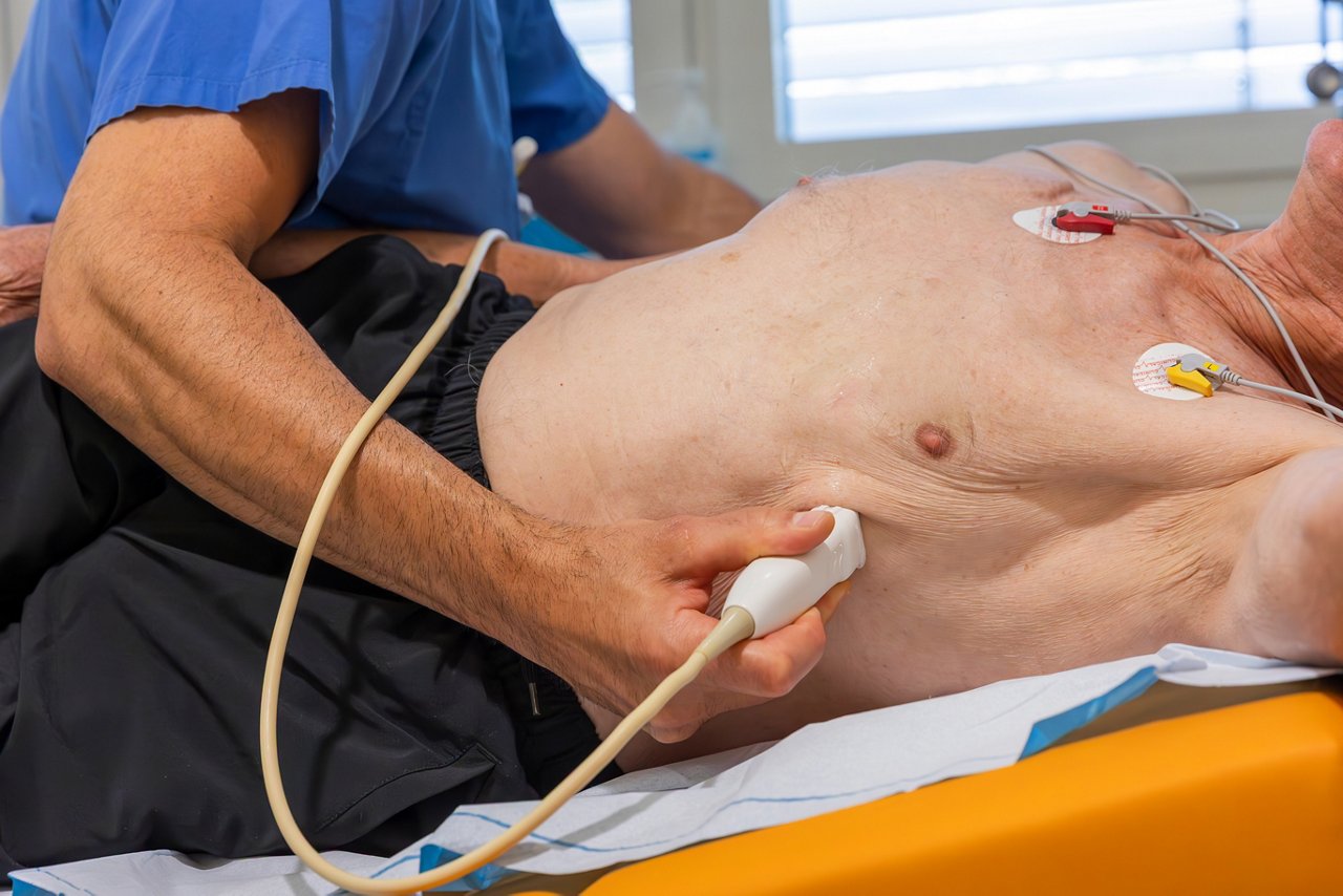 Ein Arzt führt eine Ultraschalluntersuchung bei einem Patienten durch. Die moderne Technik ermöglicht präzise Diagnosen und ist ein wichtiger Bestandteil der medizinischen Versorgung.
