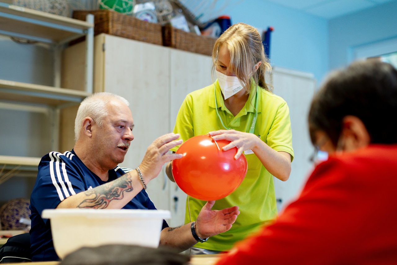 Patient mit Ballon im Handwerkerraum