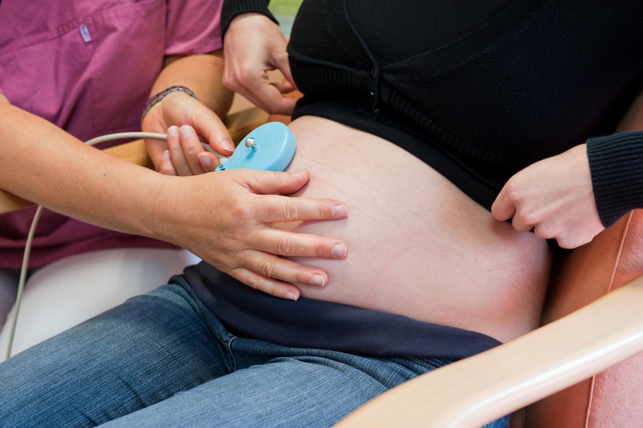 Schwangere Bauch Hebamme