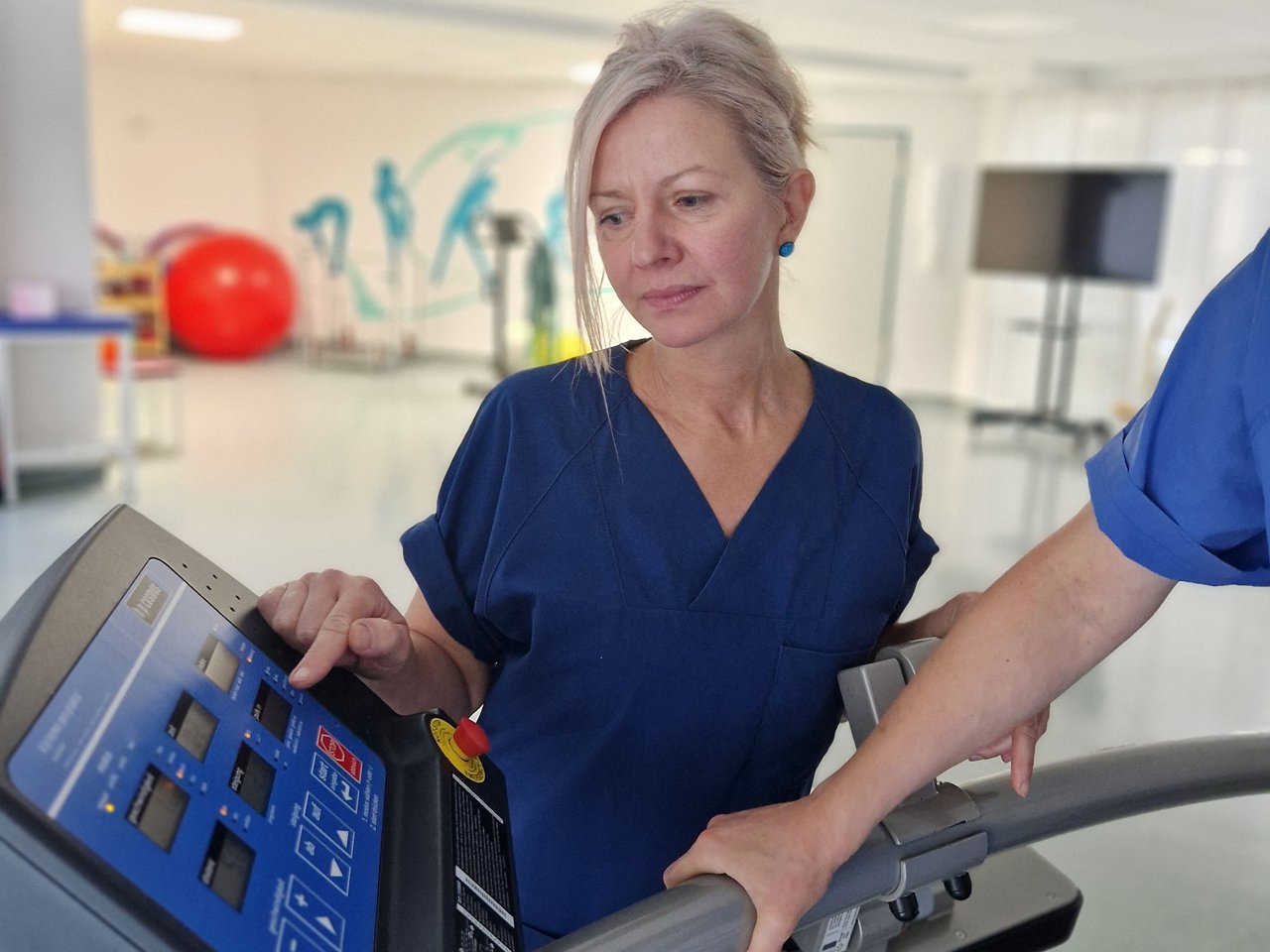 Physiotherapeutin stellt Gerät ein  