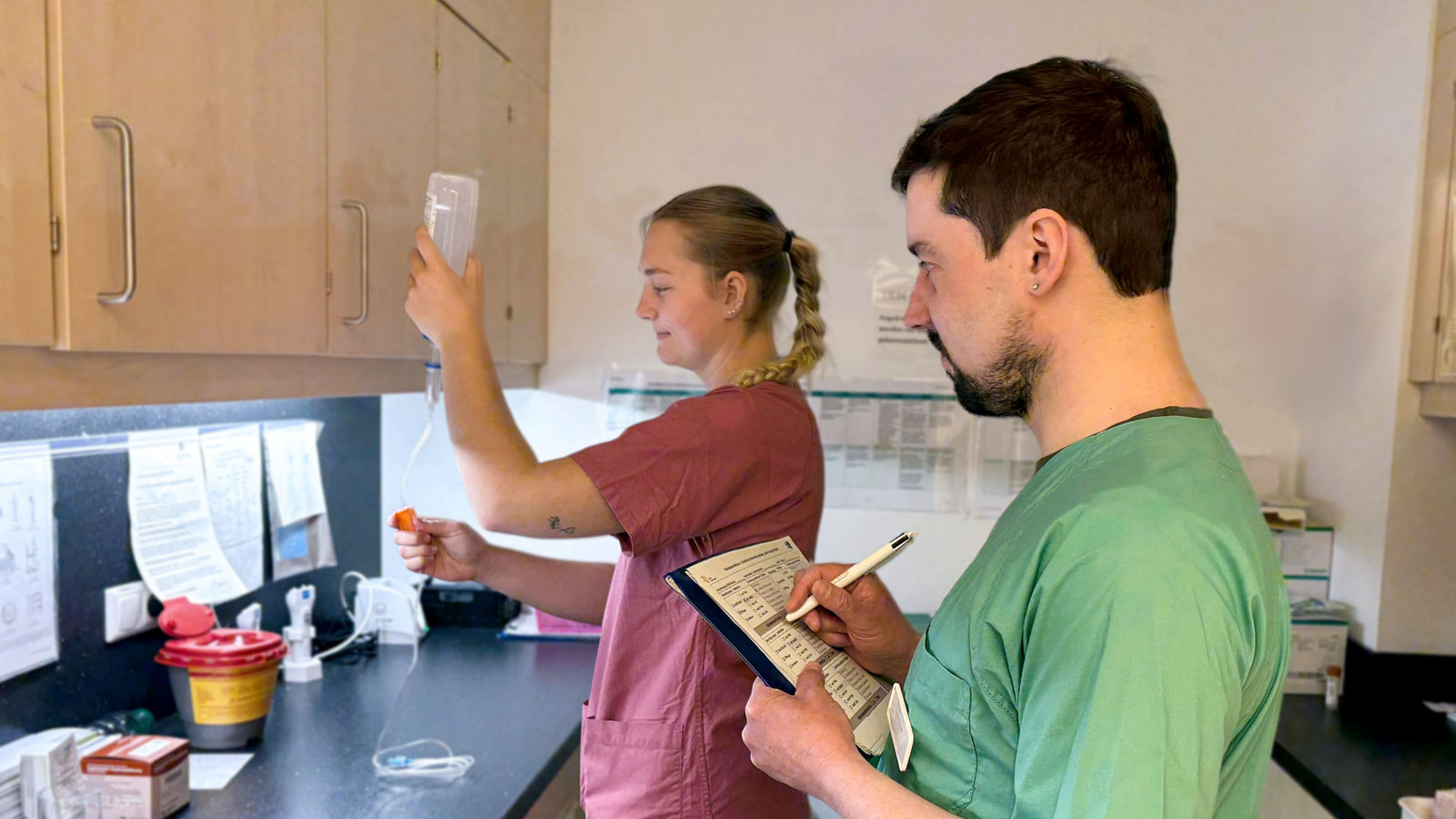 Hygienefachkraft überwacht Infusion