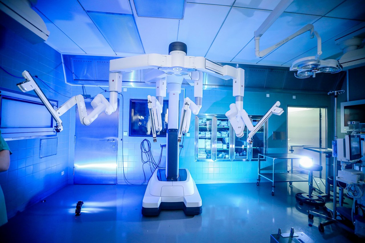 Bei der Da-Vinci-OP handelt es sich um ein minimal-invasives, roboterassistiertes Operationsverfahren, das unter anderem in der Urologie, der Viszeralchirurgie und der Gynäkologie zum Einsatz kommt. Zu den möglichen Eingriffen, die im Rahmen einer Da-Vinci-Operation durchgeführt werden können, gehören die Prostatektomie, Nierenoperationen sowie Operationen an den ableitenden Harnwegen.