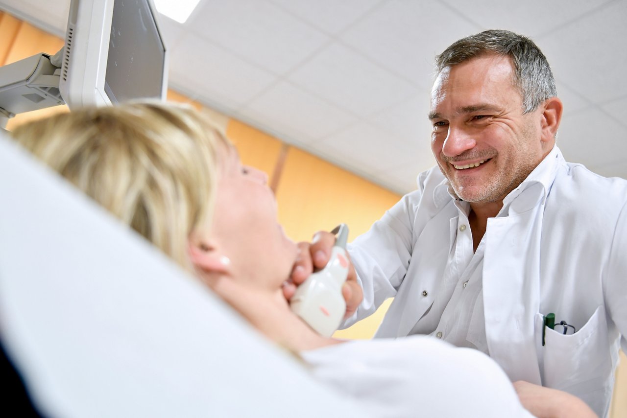 Ultraschalluntersuchung am Hals durch den Leiter des Zentrums für Neuromodulation