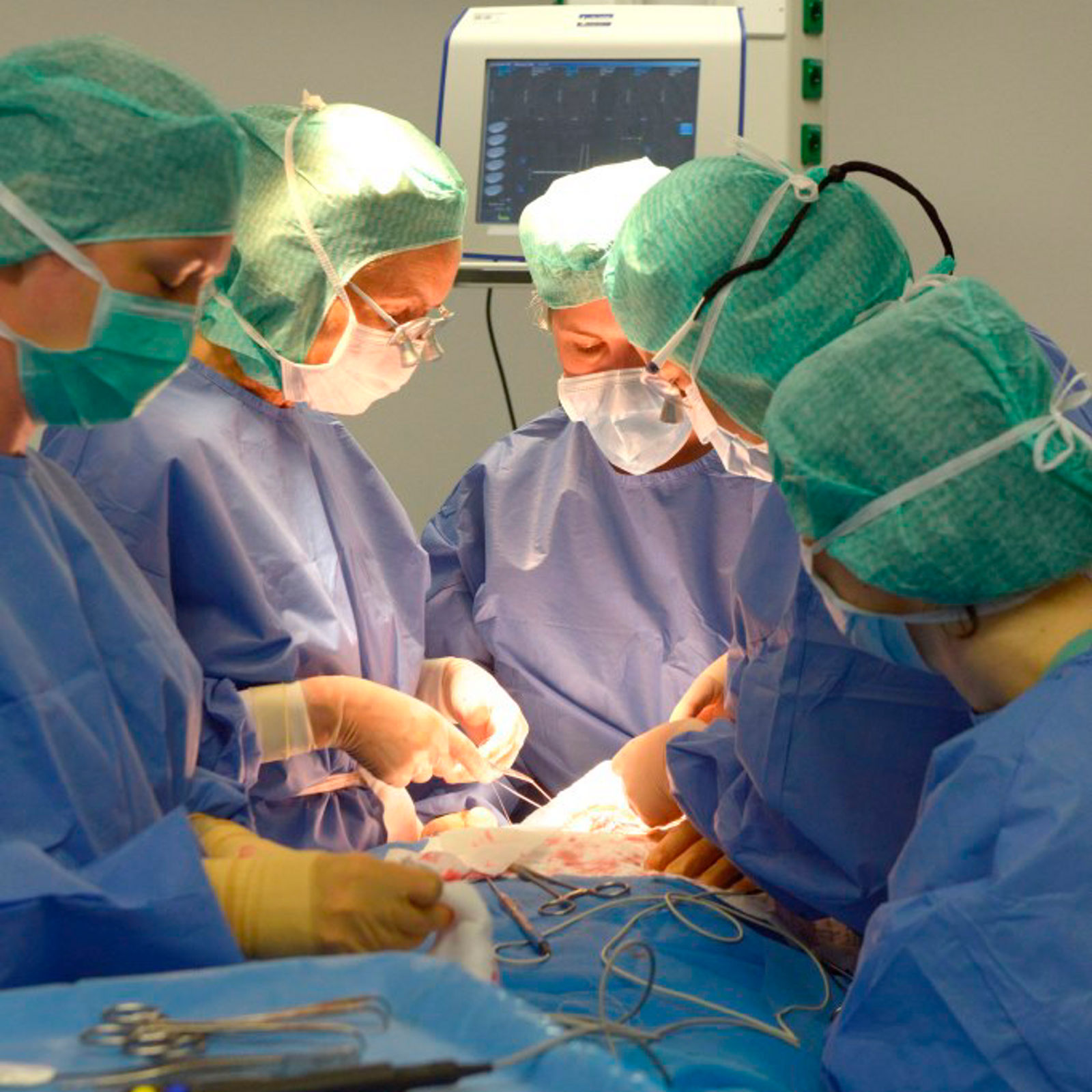 Endokrine Chirurginnen und Chirurgen am OP-Tisch