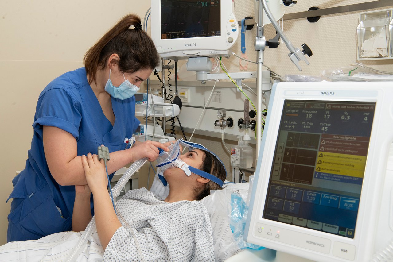 Behandlung bei Herzinsuffizienz: Patientin wird pflegerisch versorgt