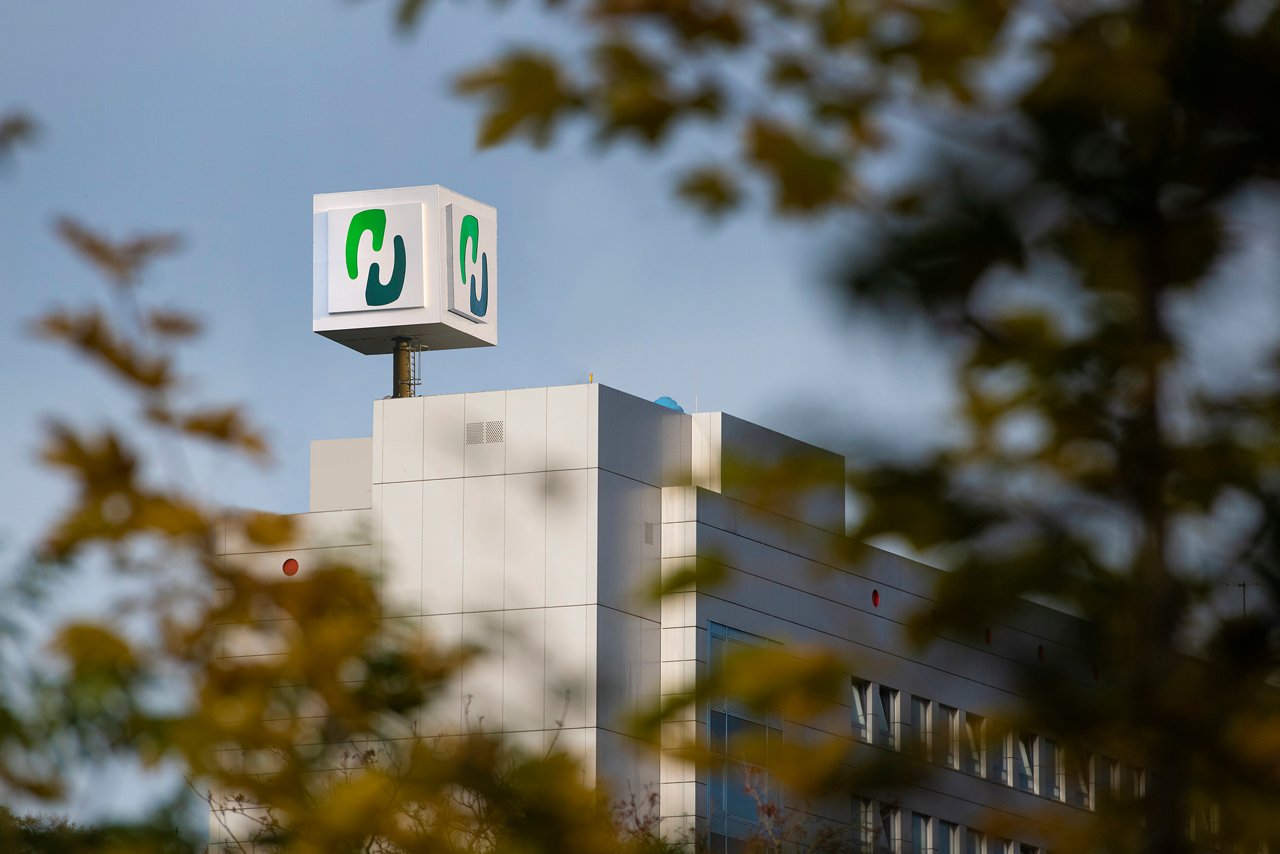 Hochhaus am Campus Barmen mit Helios-Würfel