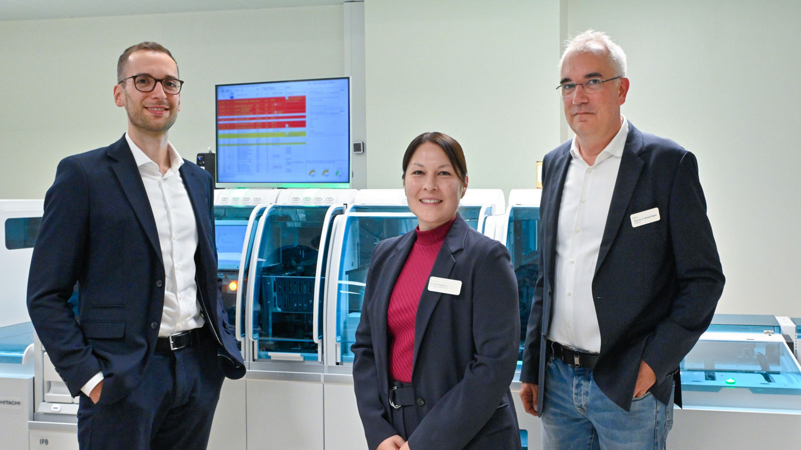 Laboreröffnung am HUKW: (V. r.) Institutsdirektor Prof. Dr. med. Parviz Ahmad-Nejad, HUKW-Geschäftsführerin Rungfa Saligmann und Geschäftsführer Lukas Trilling bei der Eröffnung der neuen Räume des Instituts für Medizinische Labordiagnostik (IML)
