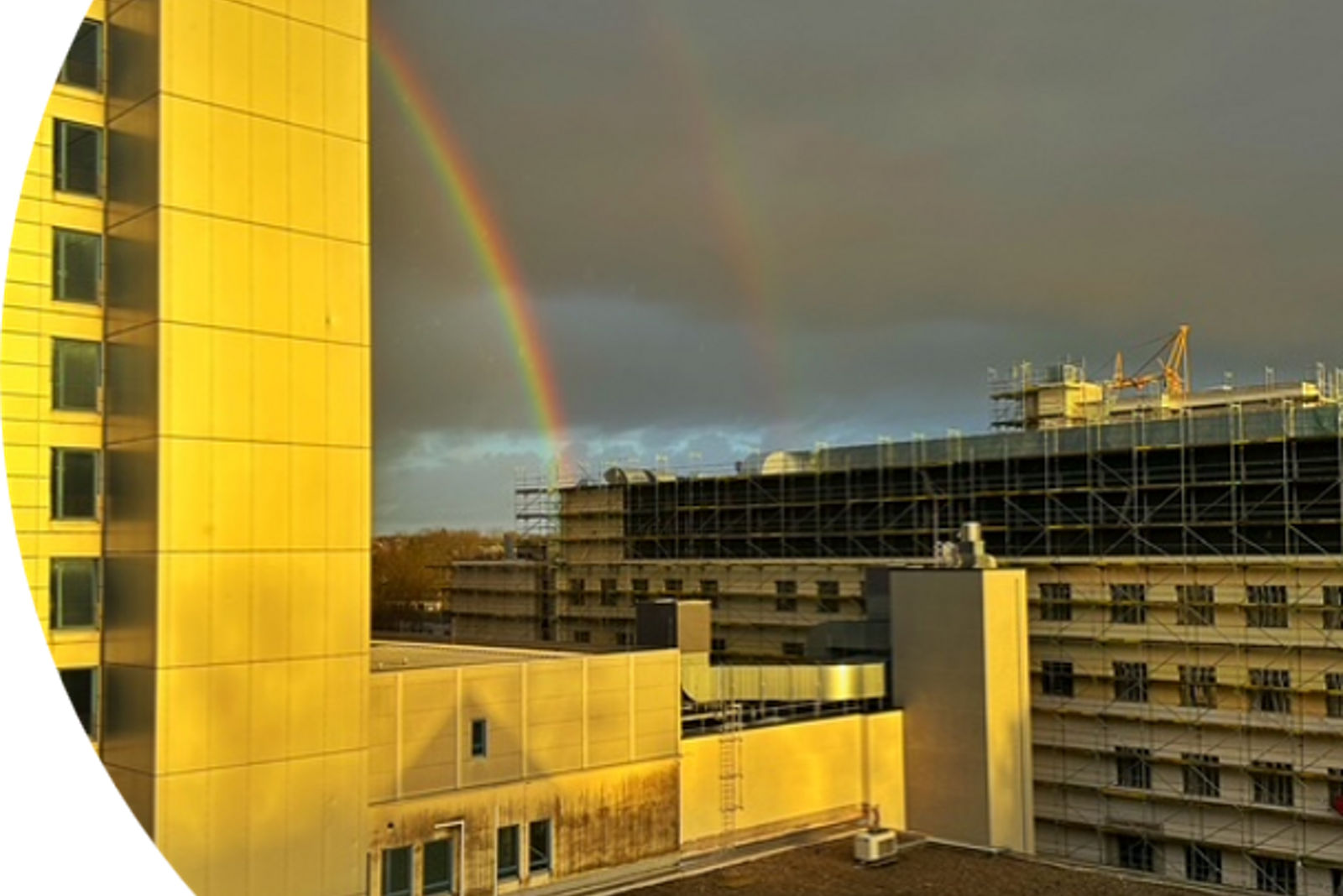 Neubau am Campus Barmen mit Regenbogen