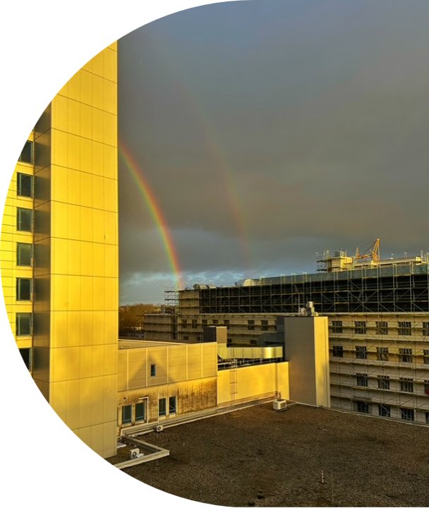 Neubau am Campus Barmen mit Regenbogen