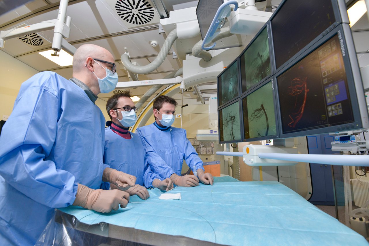 Katheter-Eingriff unter Röntgenkontrolle in der Neuroradiologie