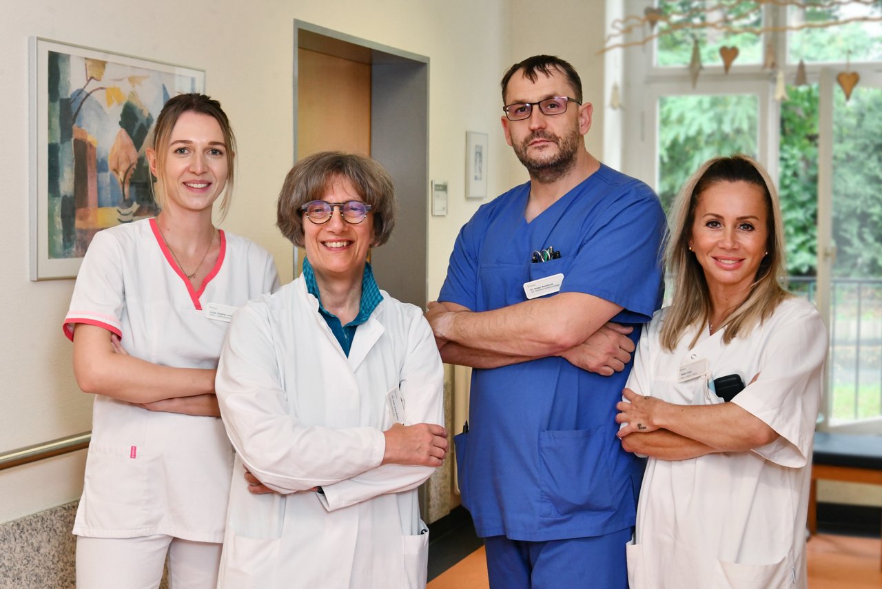 Das Team der Schmerzklinik Wuppertal steht gemeinsam auf dem Flur