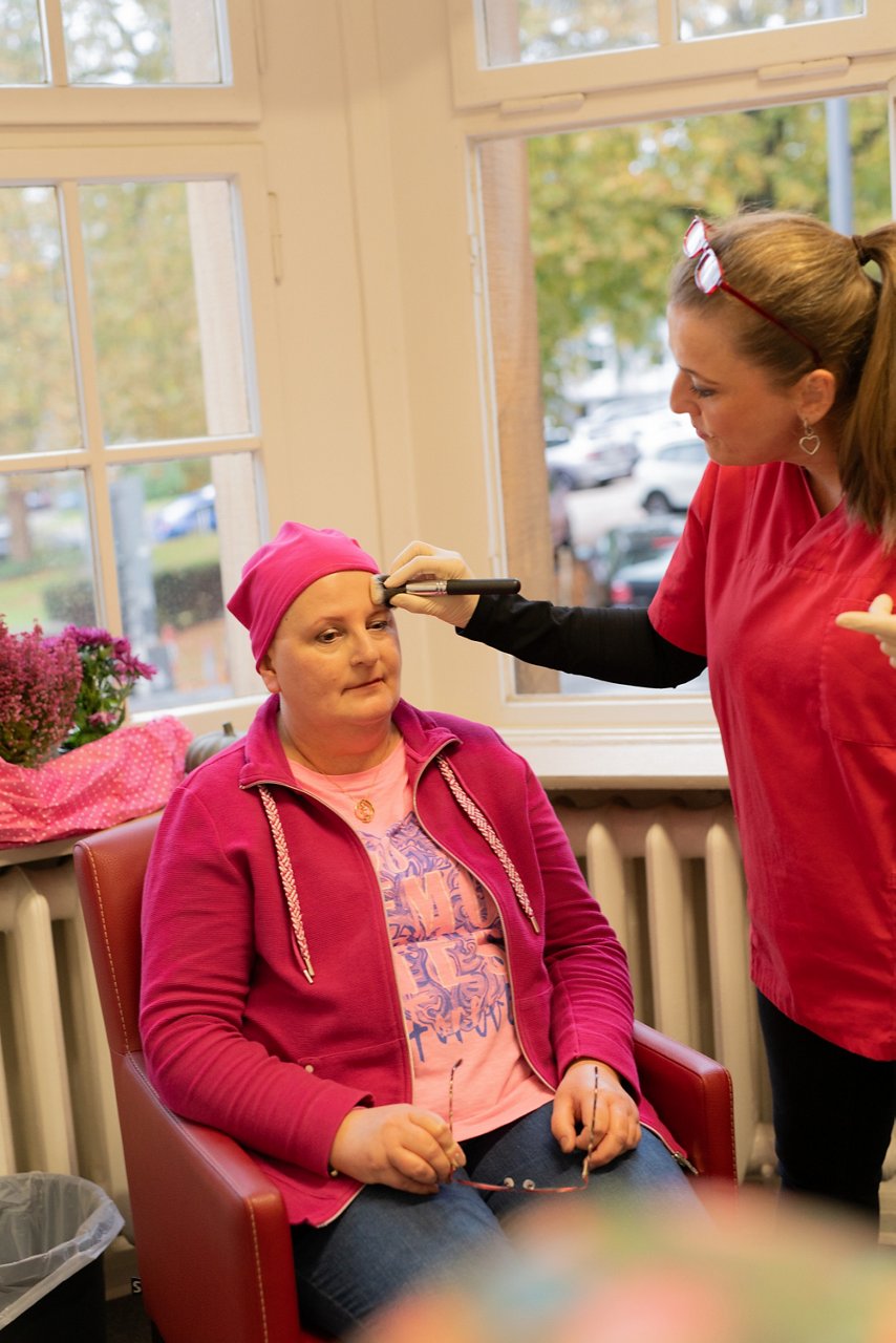 Schminkkurs im Rahmen des Pinktober 2023