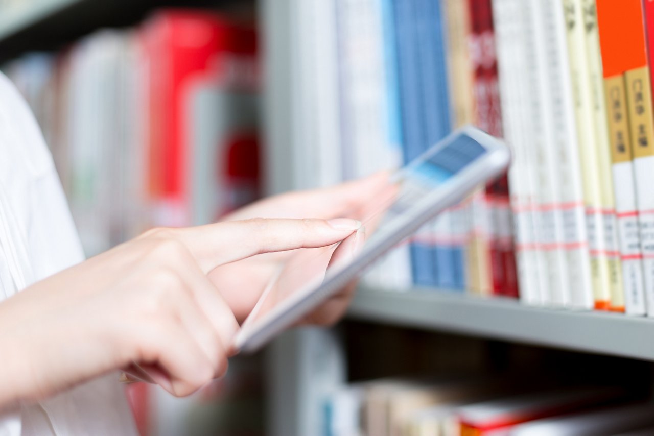 close up of hand touching tablet in library; Shutterstock ID 292314503; Kostenstelle: 100905550; Abteilung: Zenralbibliothek; Fresenius Gesellschaft: Helios Kliniken GmbH ( Fresenius Helios); Besteller: Liouba Popoff