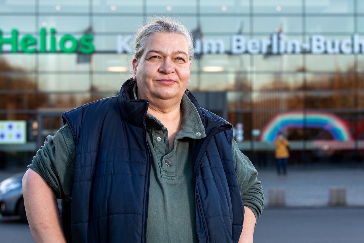 Adipositas-Patientin Kathrin Opelt vor dem Helios Klinikum Berlin-Buch.