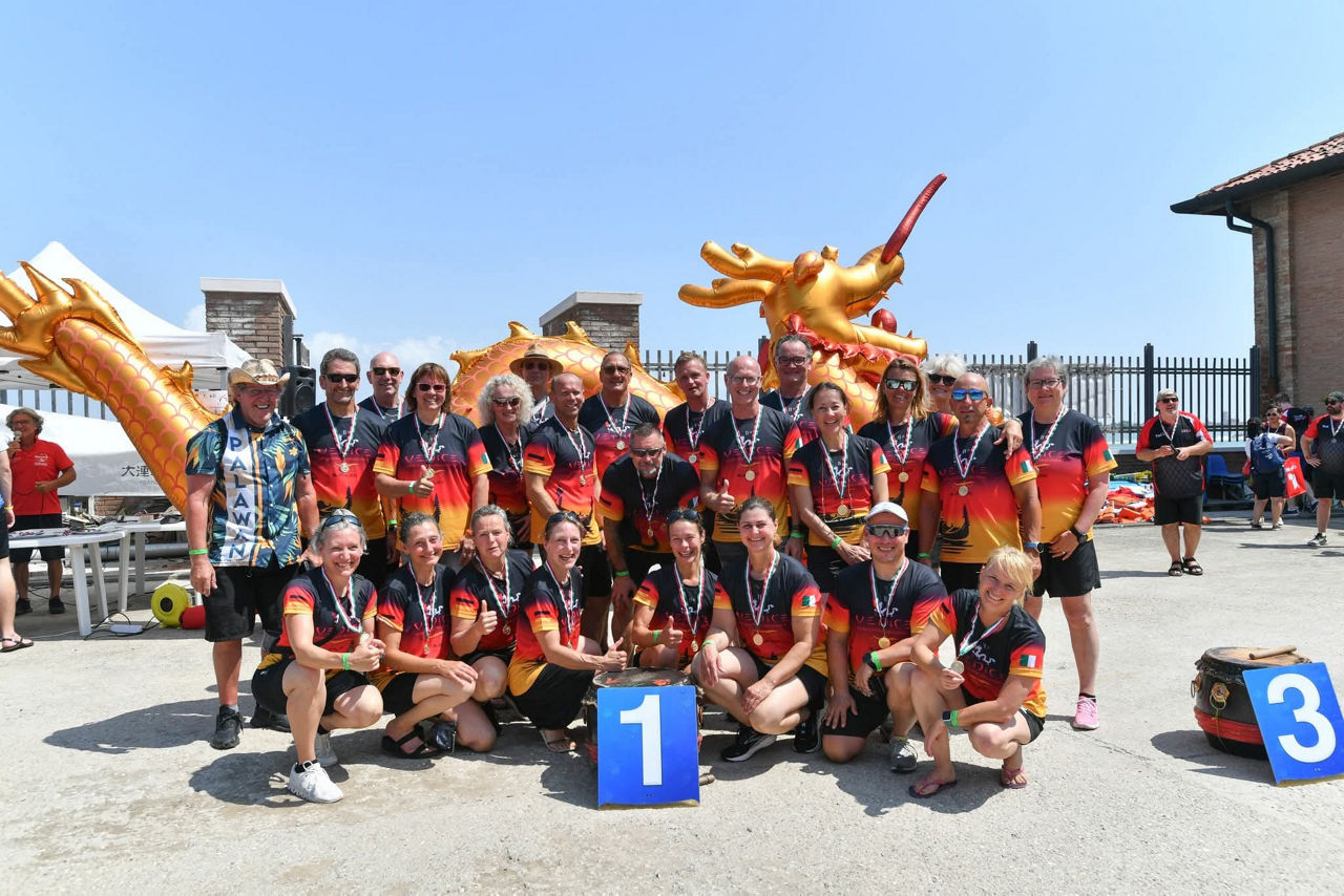 Drachenstark im Doppelpakt: Helios-Mitarbeiter Oliver und Vera Shadow holen 6x Gold bei internationaler Regatta