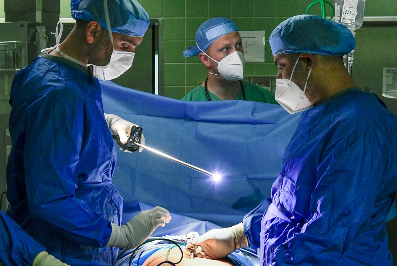 Helios Klinikum Niederberg: 1. Da Vinci-OP mit Dr. Siad Odeh, Allgemein- und Viszeralchirurgie, 15.06.2022