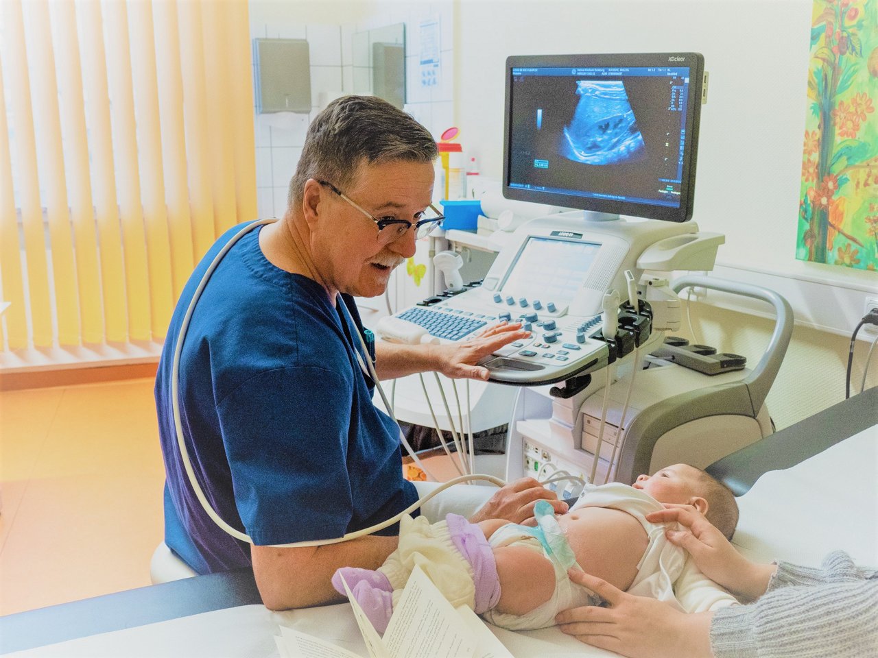 Baby bei Ultraschalluntersuchung