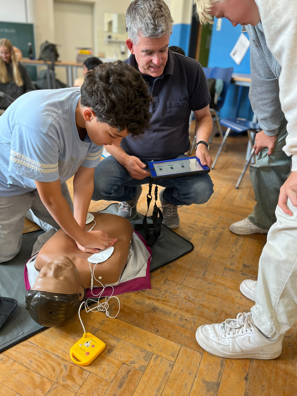 Gymnasium Fabritianum etabliert umfassendes Reanimationskonzept – unterstützt durch die Helios Simulations- und Notfallakademie 
