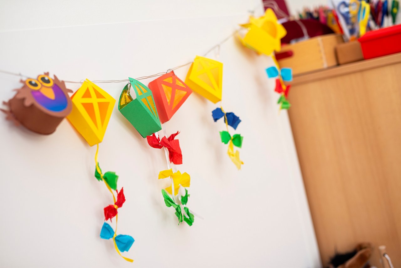 Bunt geschmückte Wand in der Kinderklinik