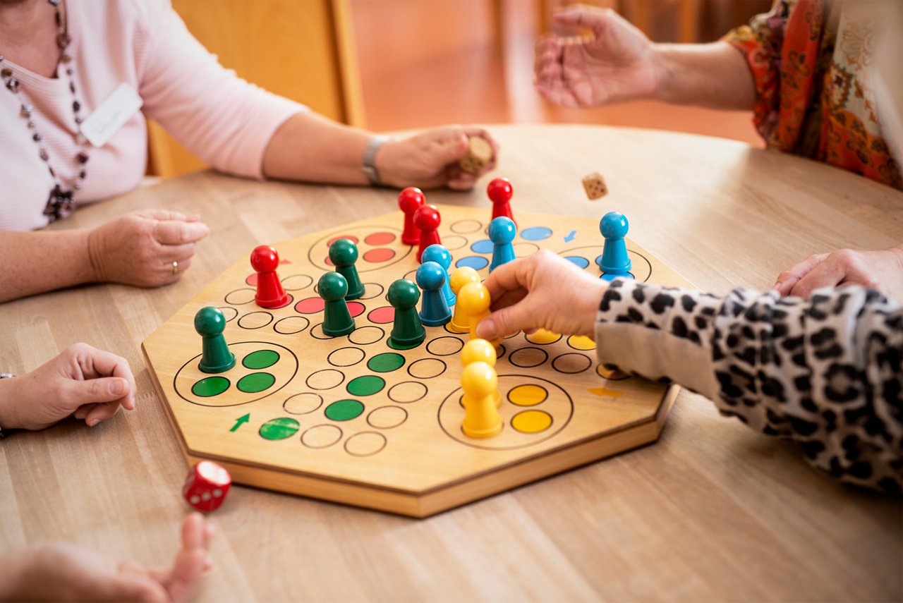 Gesellschaftspiel Mensch ärgere dich nicht aufgebaut auf einem Tisch