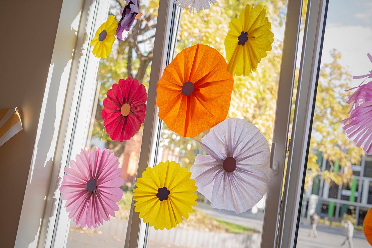 Geschmücktes Fenster der Kinderklinik