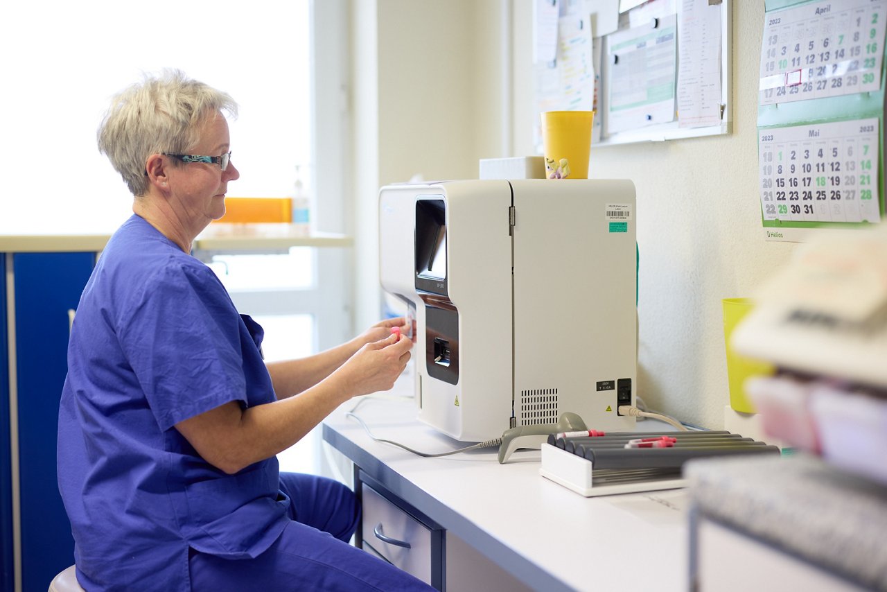 MTA im Stationslabor führt eine Blutgasanalyse durch