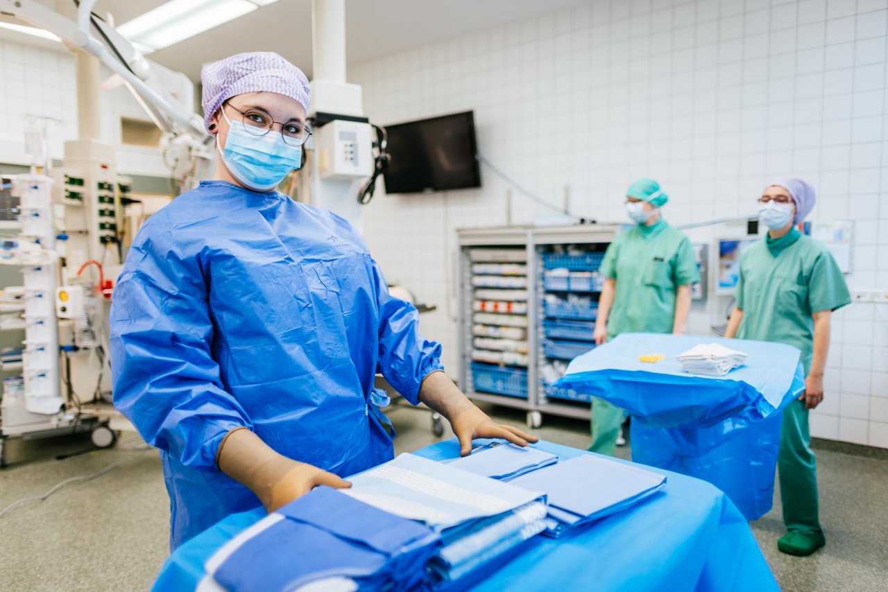 OTA Auszubildende im OP mit sterilen Tüchern